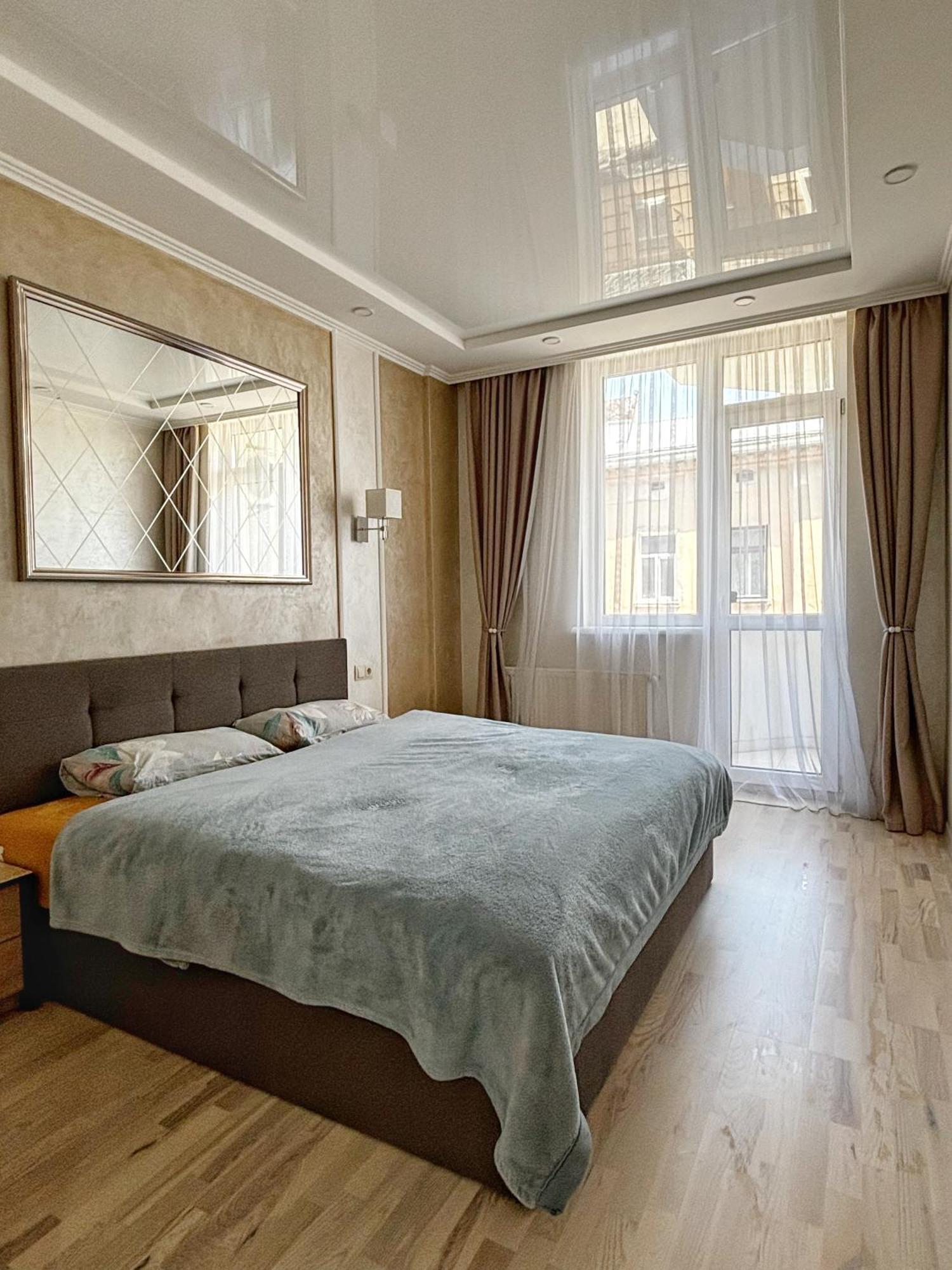 Apartment In Khmelnytsky Street Лвив Екстериор снимка